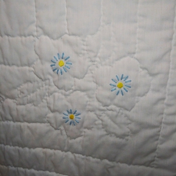 Dancing Raggedy Ann & Andy Hand Embroidered & Quilted  Crib Quilt/Wall Hanging - Picture 4 of 10